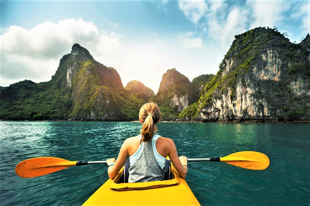 Chèo thuyền kayak trên vịnh Hạ Long – Lan Hạ