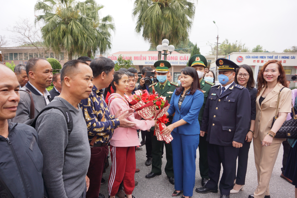 Lãnh đạo TP Móng Cái tặng hoa chúc mừng đoàn khách đầu tiên của Trung Quốc nhập cảnh qua Cửa khẩu quốc tế Móng Cái sau thời gian tạm dừng do dịch Covid-19.
