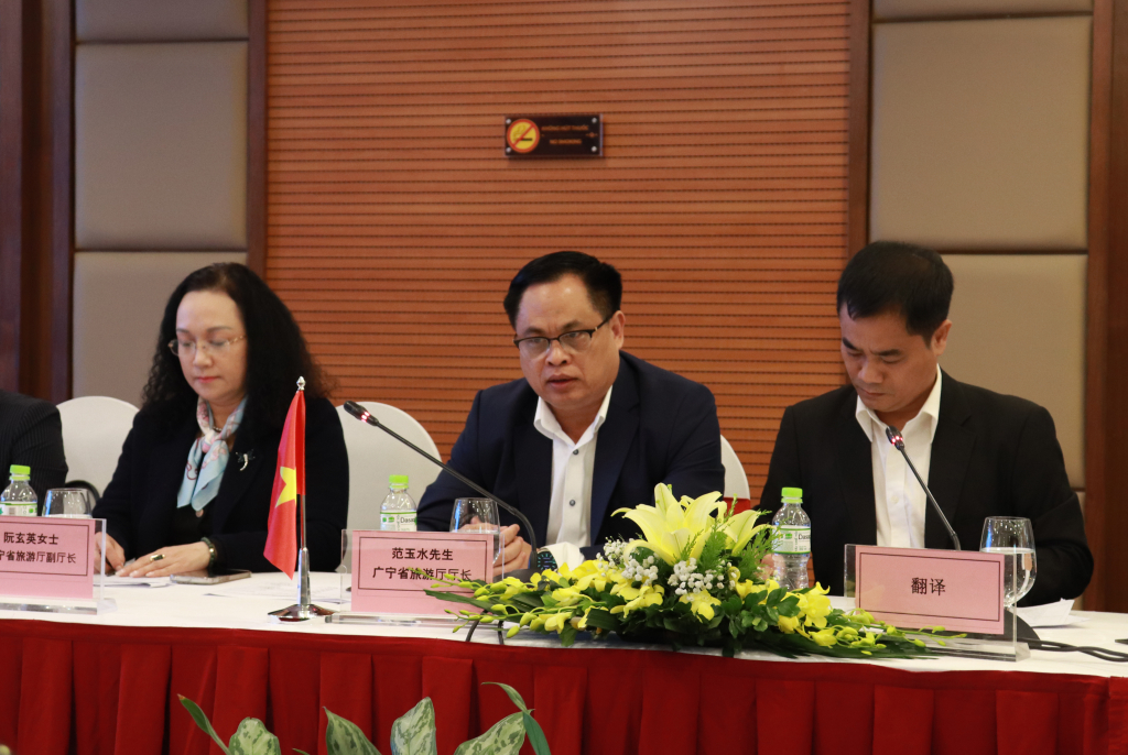 Giám đốc Sở Du lịch Phạm Ngọc Thủy trao đổi một số nội dung phát triển thị trường khách du lịch Trung Quốc. 