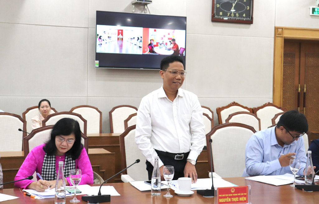 Đồng chí Nguyễn Thực Hiện, Phó Chủ tịch UBND TP Cần Thơ phát biểu ý kiến.  