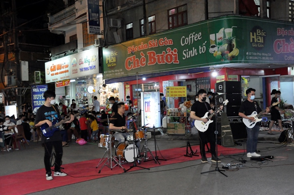 Các hoạt động nghệ thuật đường phố thu hút hàng nghìn du khách mỗi buổi tối cuối tuần tại Phố đi bộ Trần Phú