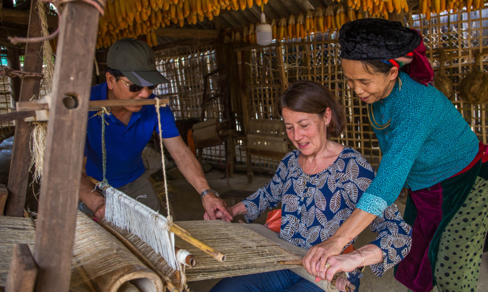 Làng nghề dệt lanh truyền thống người Mông hút khách Tây