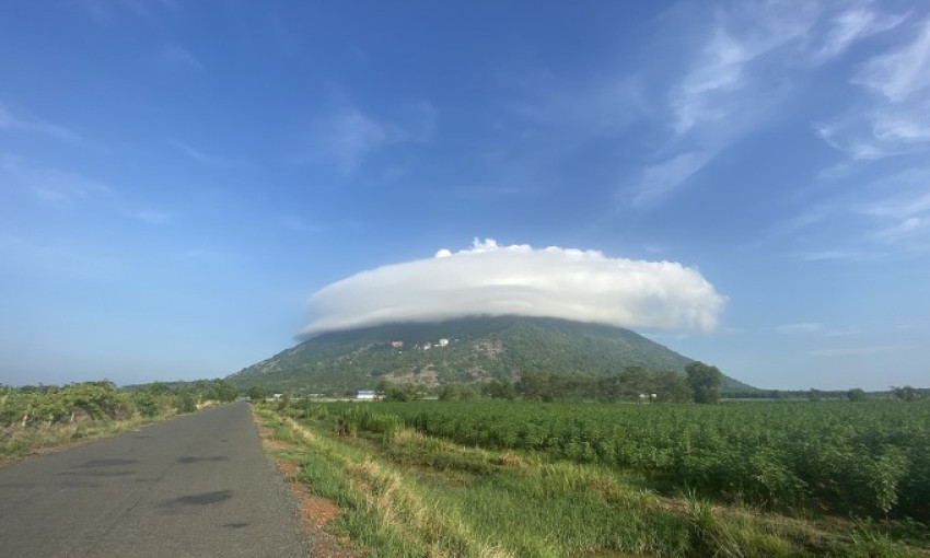 ‘Mây mũ’ lại xuất hiện ở núi Bà Đen
