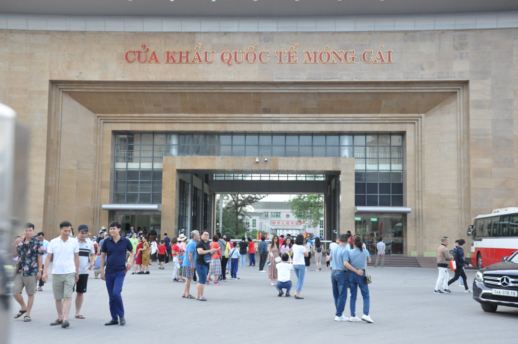 Trong 2 ngày 29 và 30/4, có hơn 23.000 lượt người xuất nhập cảnh qua cặp Cửa khẩu Quốc tế Móng Cái (Việt Nam)-Đông Hưng (Trung Quốc) 