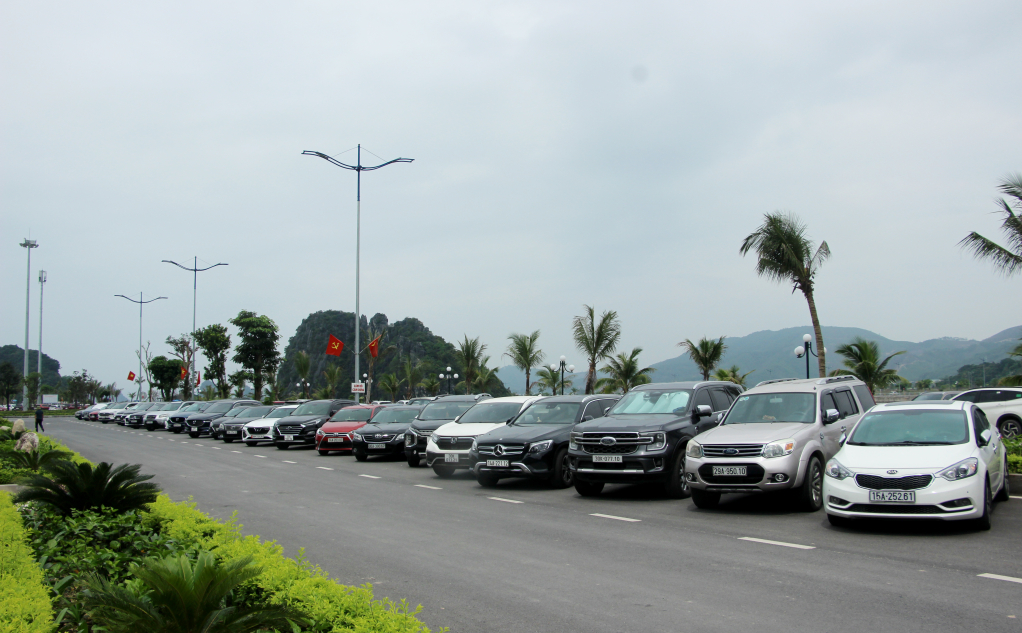 Xe ô tô của hành khách được sắp xếp đậu đỗ gọn gàng tại khu vực bến cảng.
