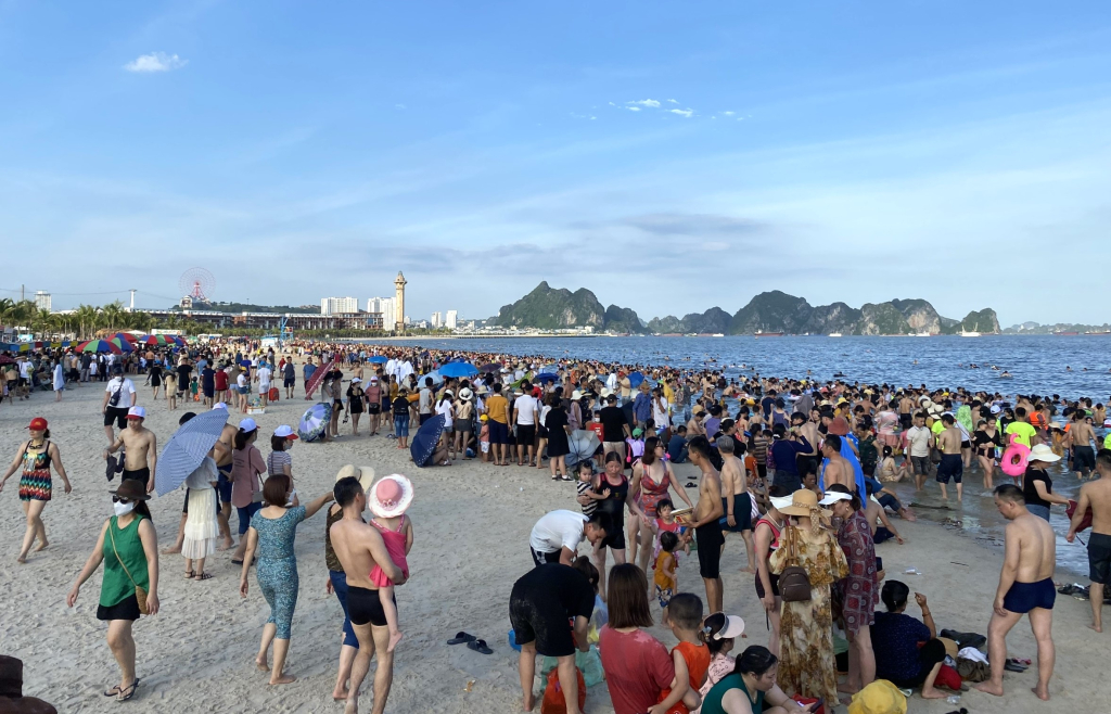 Rất đông người dân và du khách đổ về bãi tắm Sun world Hạ Long dịp cuối tuần.