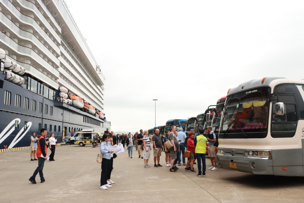 Du khách tàu biển quốc tế cập bến tại Cảng tàu khách quốc tế Hạ Long.