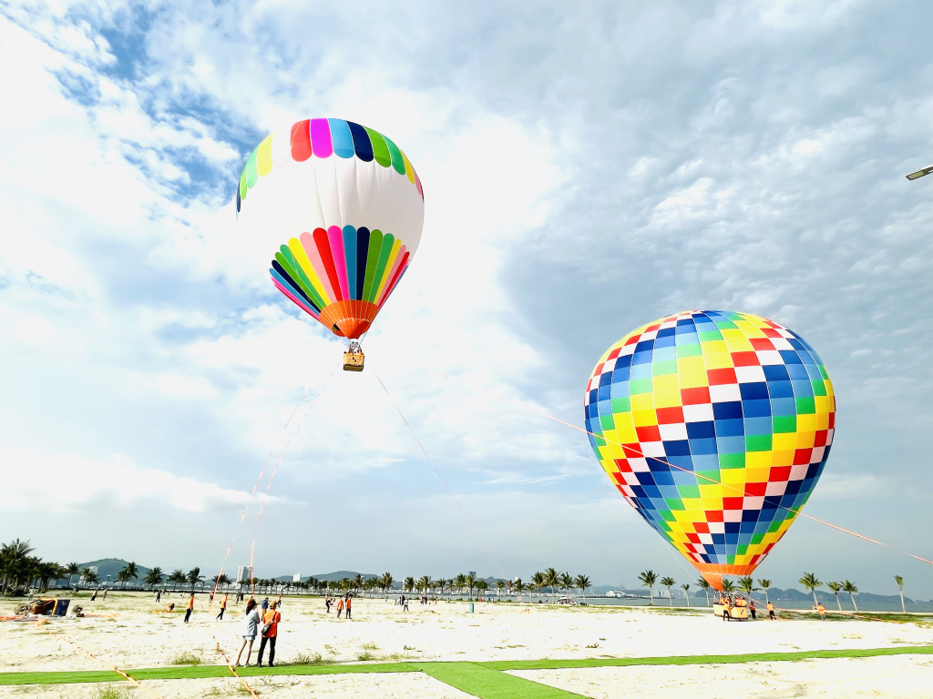 Dịch vụ bay khinh khí cầu ngắm Vịnh Hạ Long được đưa vào khai thác tại khu vực bãi tắm Khu du lịch Quốc tế Tuần Châu.