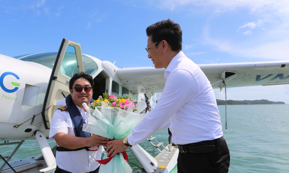 Huyện Cô Tô đón chuyến bay thương mại đầu tiên bằng thủy phi cơ