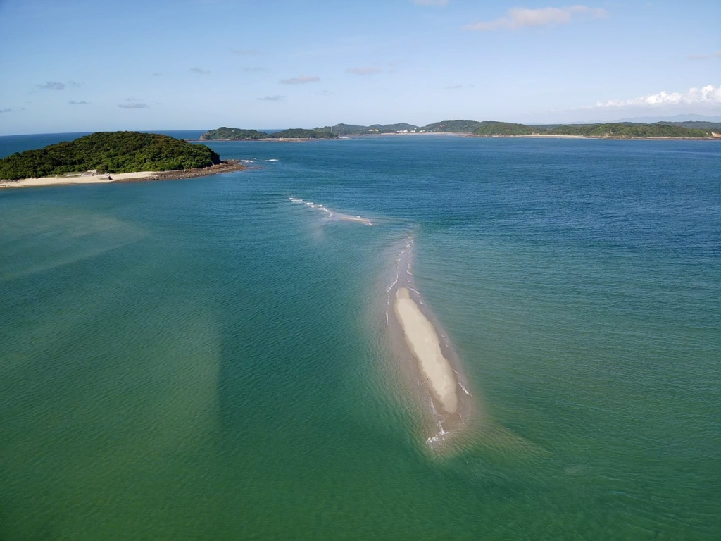 Doi cát nổi giữa biển Cô Tô xanh biếc, tạo nên nét đẹp khác biệt ở vùng đất này. Anh Thanh Hồng, CTV Cô Tô.