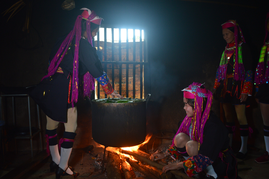 Người Dao ở thôn Pò Hèn, xã Hải Sơn, TP Móng Cái mặc trang phục dân tộc nấu bánh chưng Tết. 
