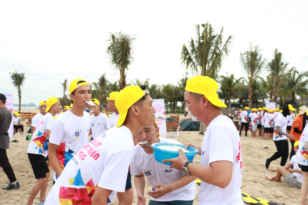 Du khách đến từ TP Hồ Chí Minh chơi team building trên bãi tắm Sun world (TP Hạ Long)