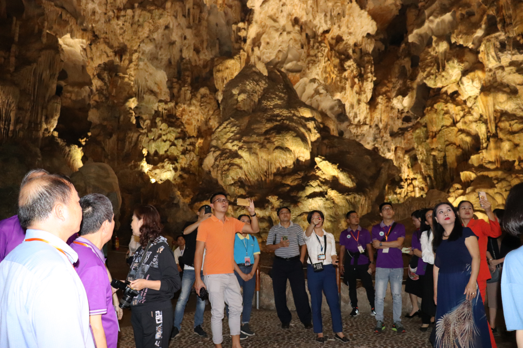 Đoàn khách và các doanh nghiệp kinh doanh du lịch từ TP Hồ Chí Minh tham quan, khảo sát động Thiên Cung, Vịnh Hạ Long.