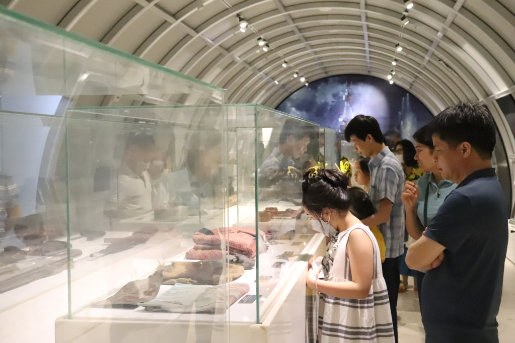 Nhiều gia đình đưa con đến Bảo tàng Quảng Ninh để tham quan, trải nghiệm. 