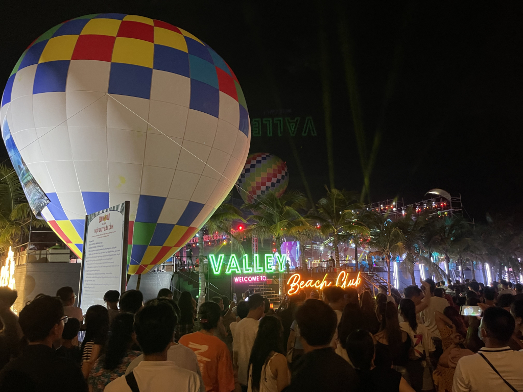 Trong hai ngày 2-3/9 tại Valley Beach Bar, phường Bãi Cháy diễn ra Lễ hội âm nhạc “Hạ Long Valley EDM Festival” tạo không khí sôi động, bùng nổ cho du khách tham gia.