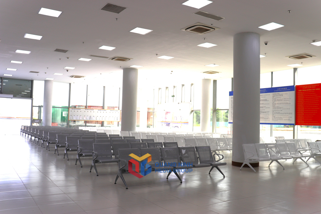 Ban Quản lý cửa khẩu quốc tế Móng Cái đã bố trí 300 ghế băng phục vụ nhu cầu của khách du lịch trong quá trình chờ làm thủ tục nhập cảnh.