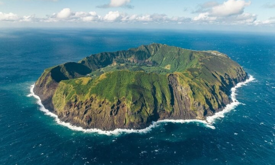Khám phá sự bình yên ẩn mình trong hòn đảo núi lửa nằm biệt lập giữa biển khơi
