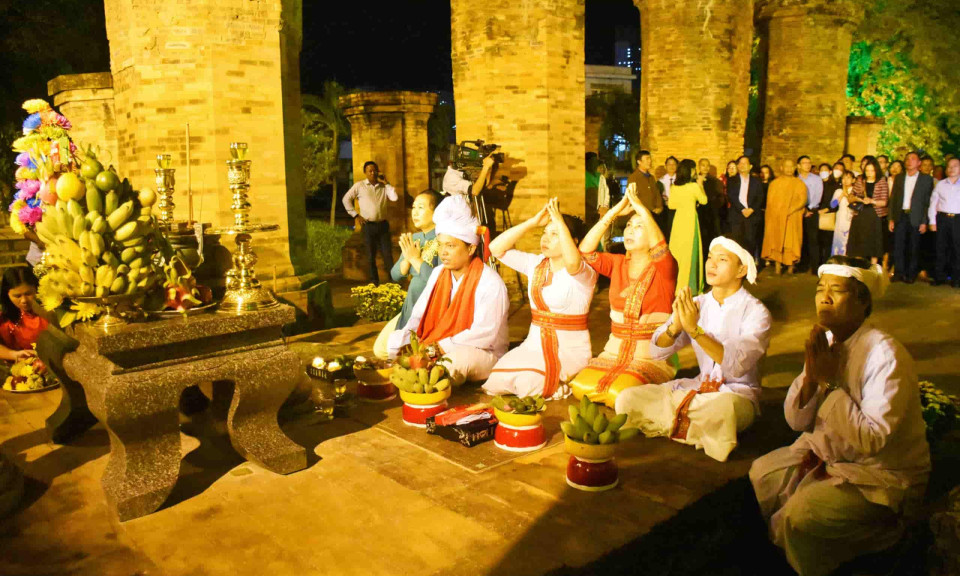 Khánh Hòa lần đầu mở show bán thực cảnh ở tháp Bà Ponagar về đêm