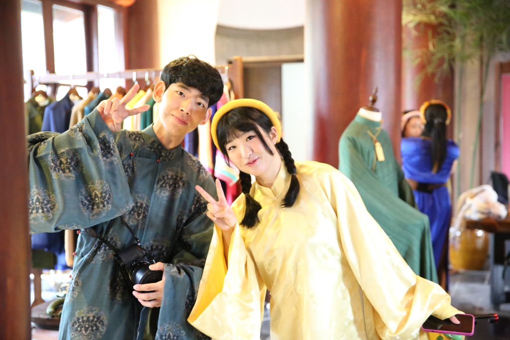 Các Tiktoker Hàn Quốc thích thú khi diện trang phục truyền thống của Việt Nam tại Khu nghỉ dưỡng Legacy Yên Tử.