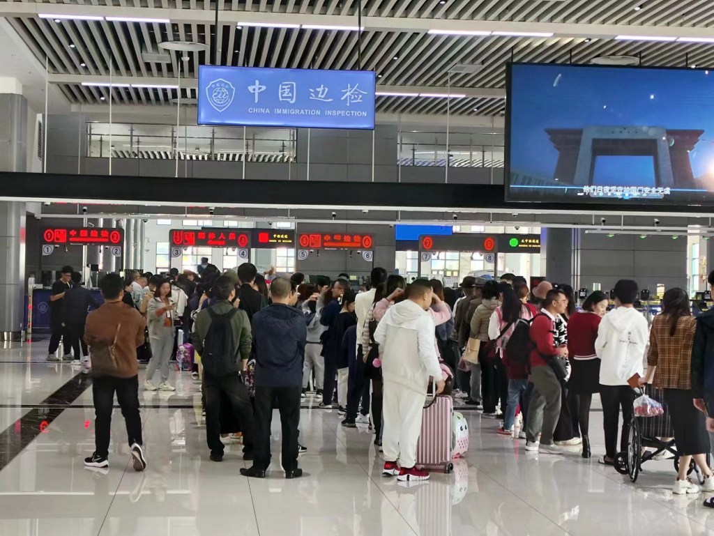 Tính đến 11 giờ ngày 31/12, có hơn 430 khách du lịch người Trung Quốc làm thủ tục nhập cảnh qua cửa khẩu Cầu Bắc Luân II