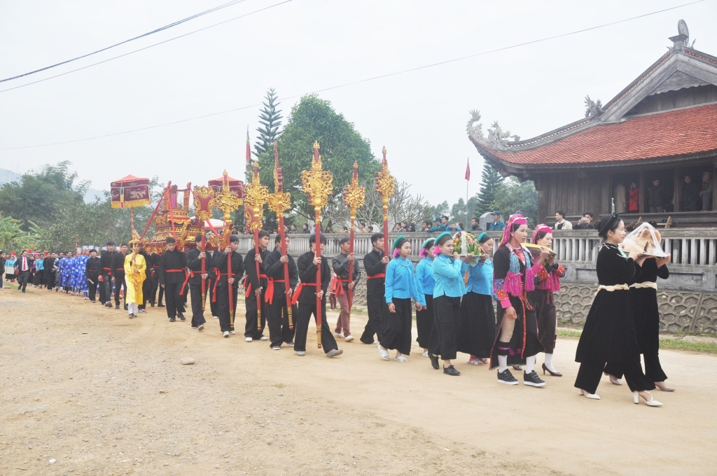 Đám rước thần tại lễ hội đình Lục Nà mang đậm màu sắc văn hoá với sự tham gia của đồng bào các dân tộc Tày, Dao, Sán Chỉ.