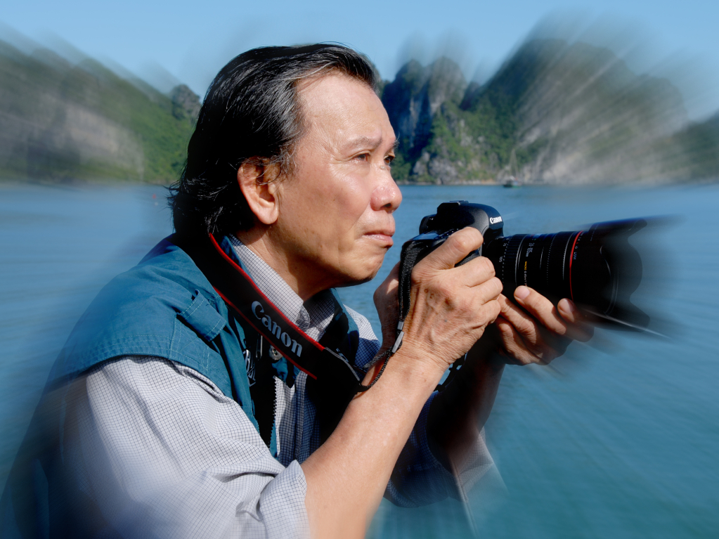 Nghệ sĩ nhiếp ảnh Đỗ Kha săn ảnh trên Vịnh Hạ Long.