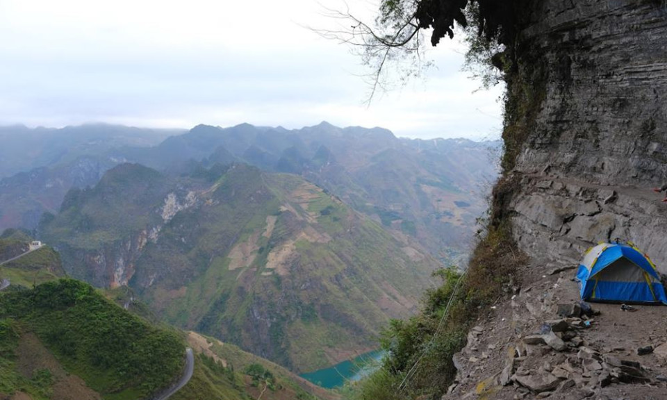 Cắm trại trên vách đá trắng “view triệu đô” ngắm hẻm Tu Sản ở Hà Giang