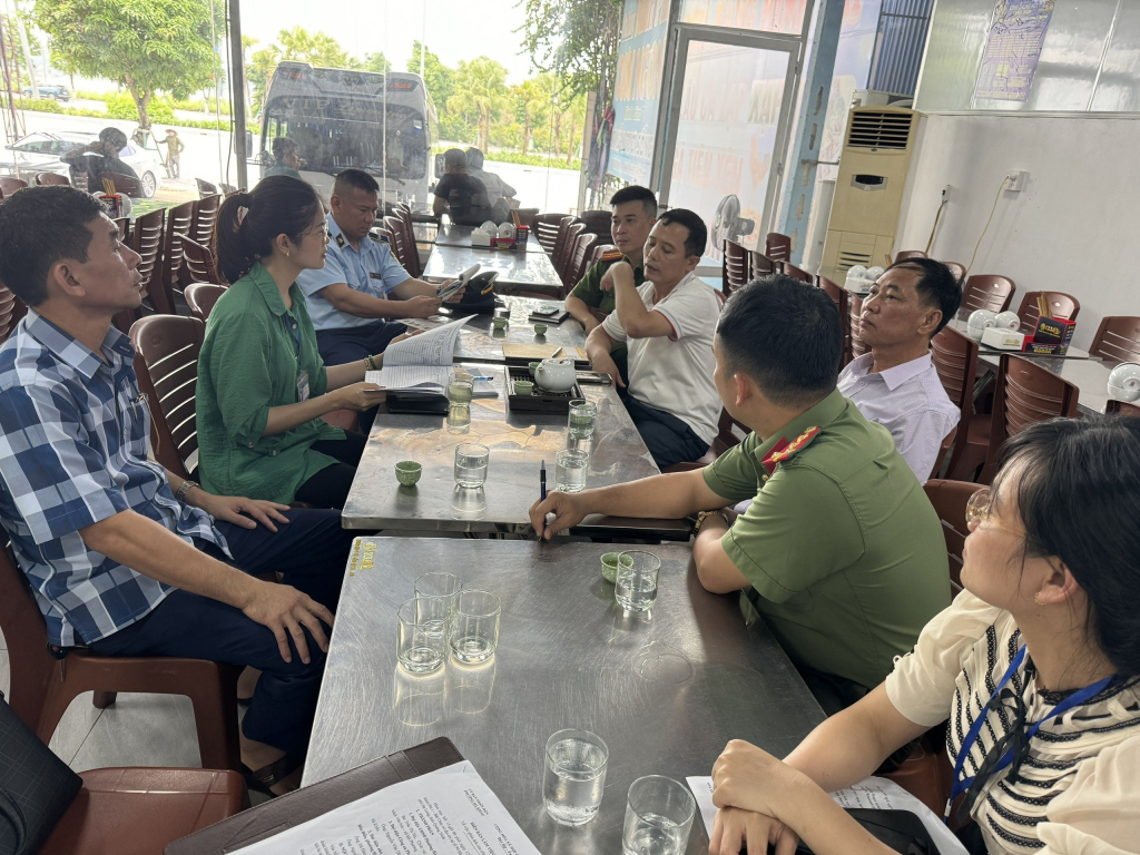 Đoàn kiểm tra liên ngành Thành phố và UBND phường Hà Khẩu tiến hành kiểm tra, xác minh để làm rõ vụ việc.