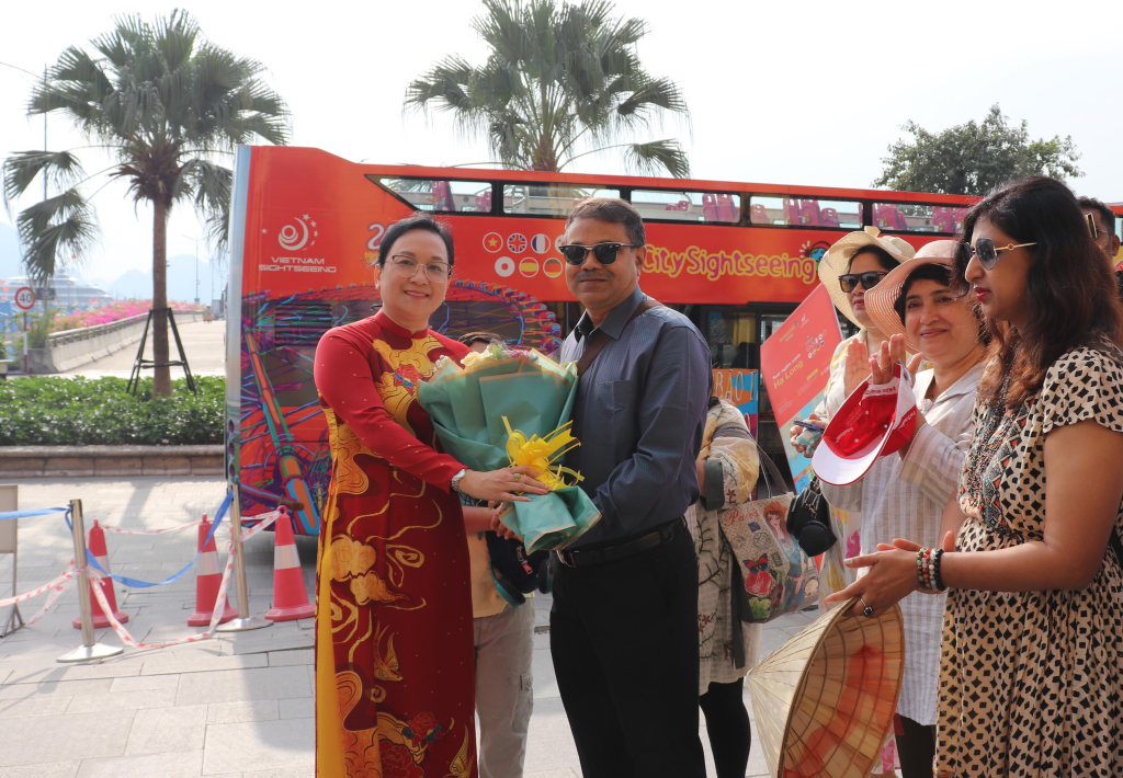 Lãnh đạo Sở Du lịch tặng hoa chào mừng đoàn Famtrip Ấn Độ đến Hạ Long.
