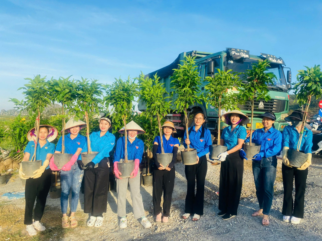 Phường Đại Yên trồng cây, hoa dọc quốc lộ 18.