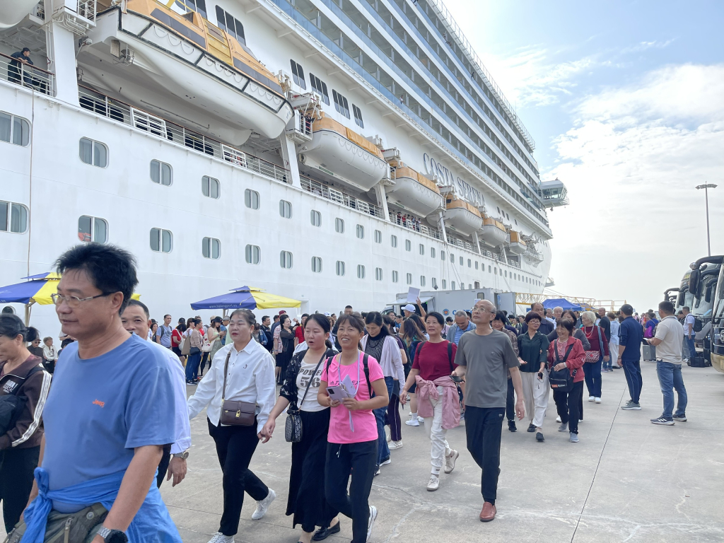 Du khách tàu biển chuẩn bị thăm quan Hạ Long.