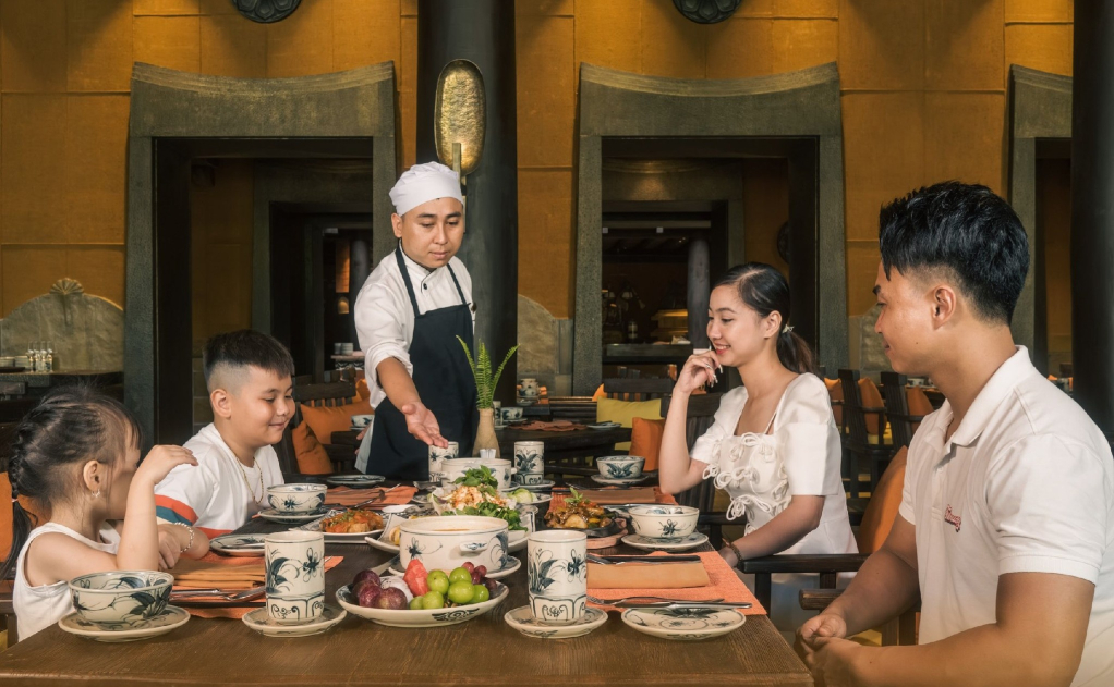 Du khách trải nghiệm ẩm thực tại Khu nghỉ dưỡng Legacy Yên Tử.