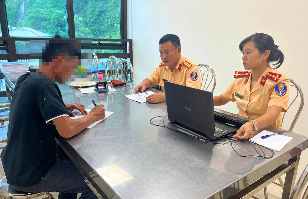Lực lượng Cảnh sát thủy (Đội CSGT-TT, Công an TP Hạ Long) làm việc với chủ phương tiện vi phạm ngày 1/9. Ảnh: Công an TP Hạ Long cung cấp
