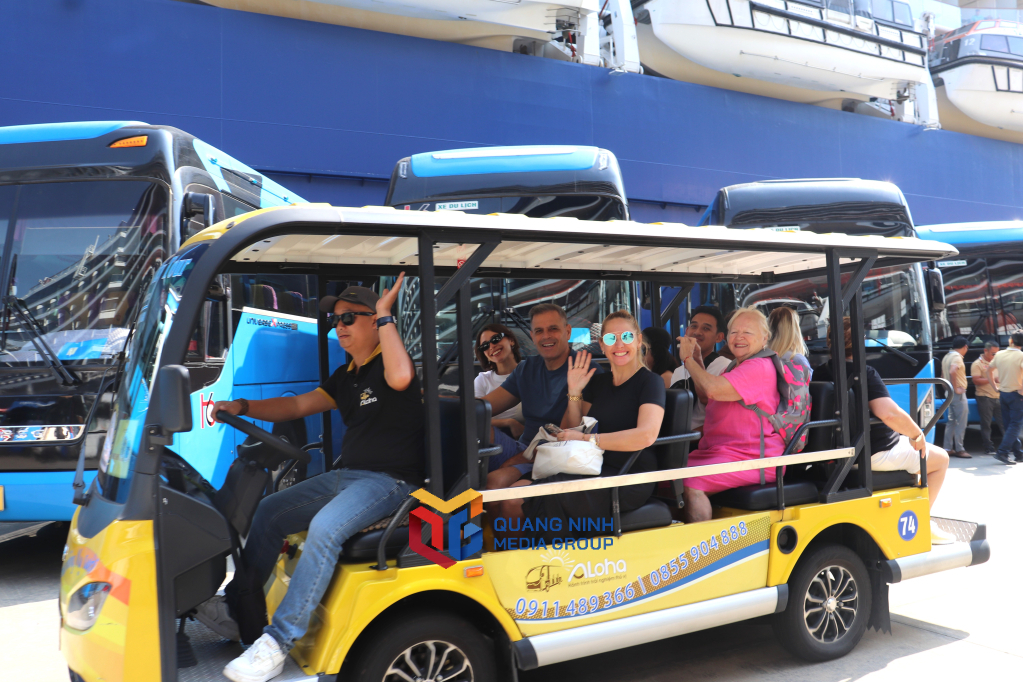 Du khách phấn khởi, chuẩn bị hành trình tham quan Hạ Long.