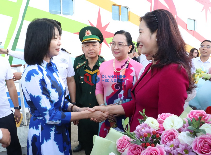 Phó Chủ tịch UBND tỉnh Quảng Ninh Nguyễn Thị Hạnh tặng hoa cho lãnh đạo Tập đoàn cảng vụ Quảng Tây.