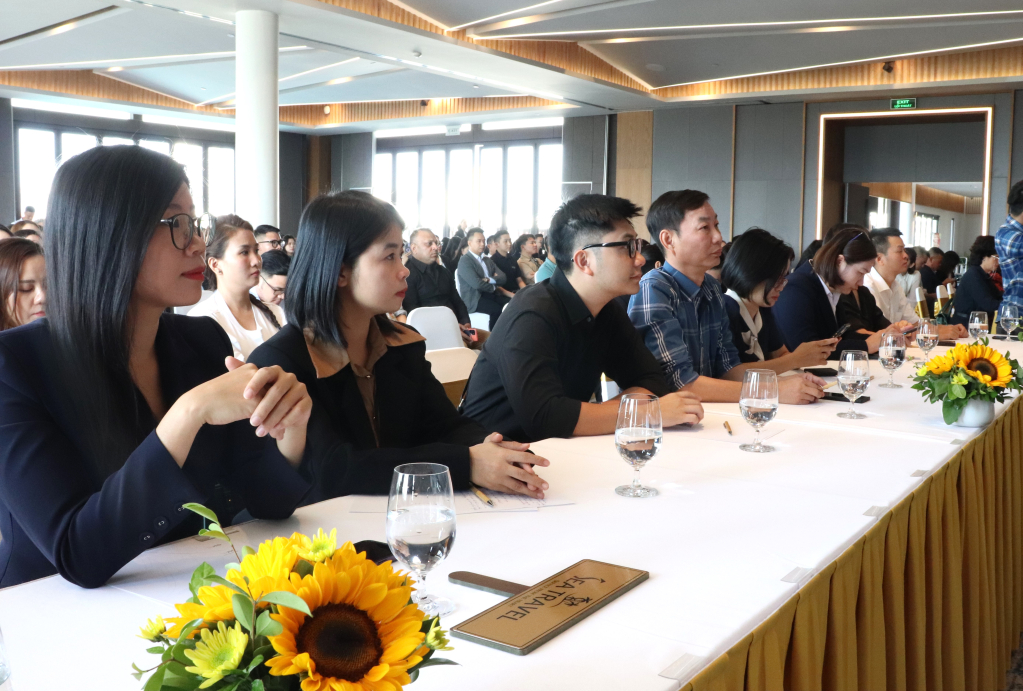 Các đơn vị lữ hành, doanh nghiệp chăm chú lắng nghe các gói kích cầu du lịch.