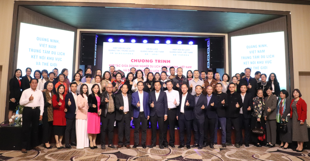 Hai bên chụp ảnh lưu niệm.