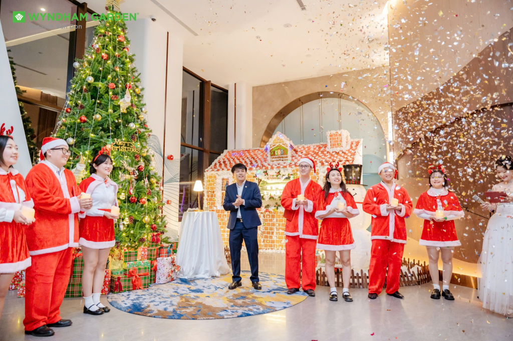 Nghi lễ thắp sáng cây thông Noel đánh dấu sự khởi đầu của một mùa Lễ hội rực rỡ và Năm Du lịch 2025 đầy triển vọng.