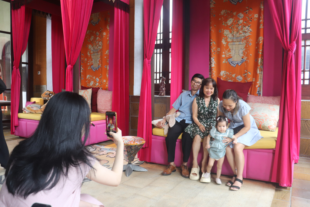 Du khách trải nghiệm Khu nghỉ dưỡng Legacy Yên Tử (TP Uông Bí).