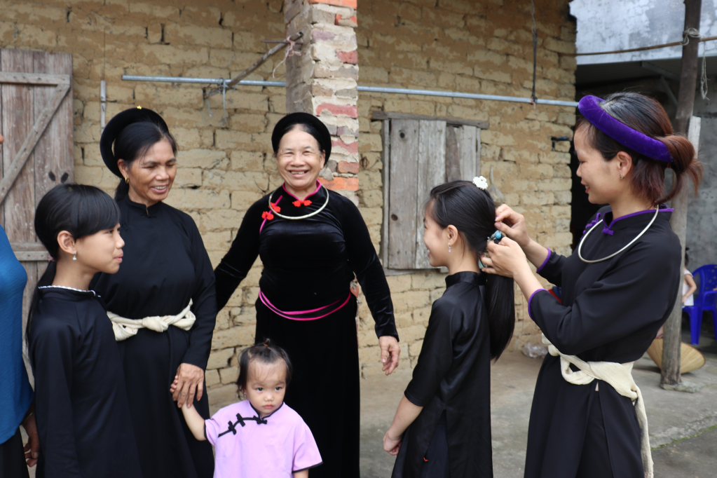 Người dân Bình Liêu mặc trang phục truyền thống vào các dịp đặc biệt.