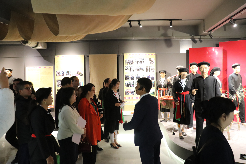 Du khách Trung Quốc thích thú trải nghiệm Làng Văn hóa - Du lịch dân tộc Sán Dìu xã Bình Dân (Vân Đồn).