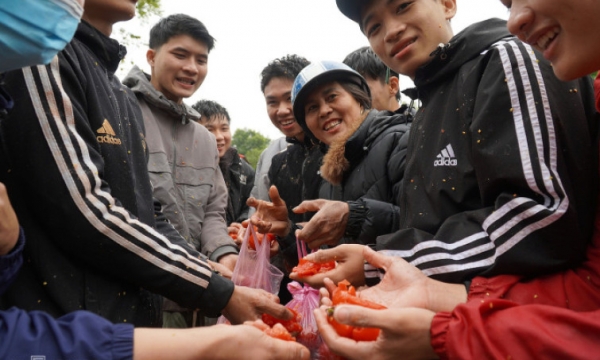 ‘Chợ ném cà chua cầu may’ được đề nghị di sản