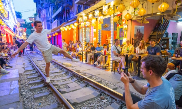 Hà Nội yêu cầu không dẫn tour đến phố cà phê đường tàu