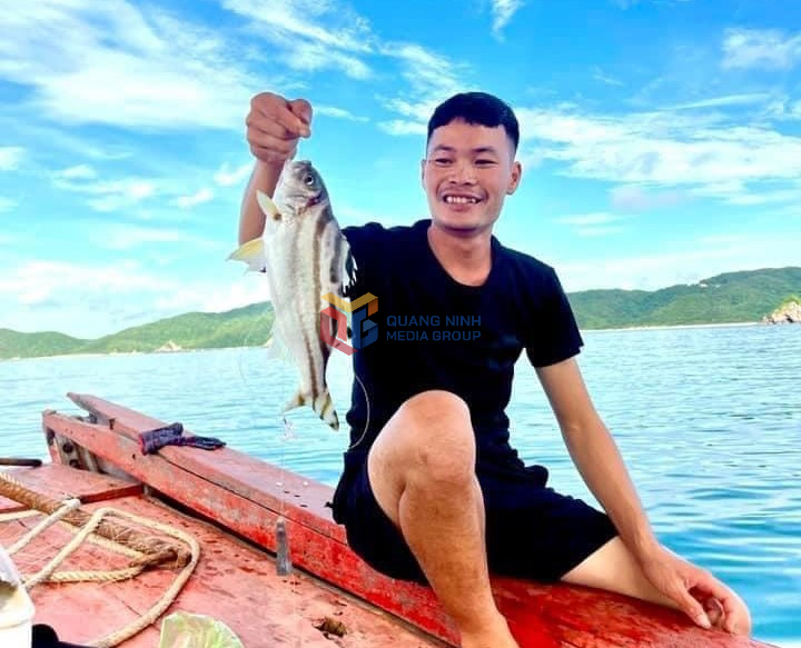 Du khách thích thú với hoạt động câu cá trên đảo.