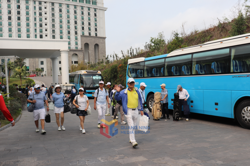 Đoàn du khách Đài Loan háo hức khi đến sân golf FLC (TP Hạ Long).