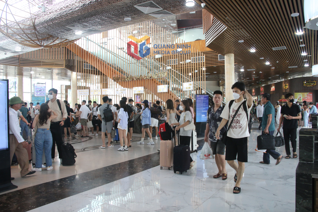 Bến Cảng quốc tế Ao Tiên được đầu tư hiện đại đáp ứng ngày càng tốt hơn nhu cầu du khách trên hành trình thăm quan các tuyến đảo.