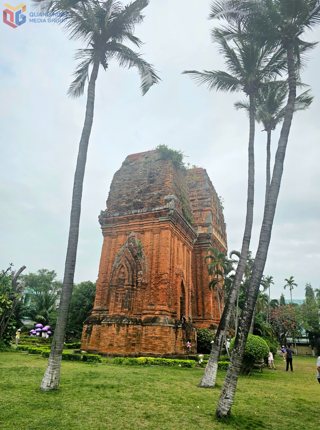 Tháp Đôi nhìn từ bên hông.