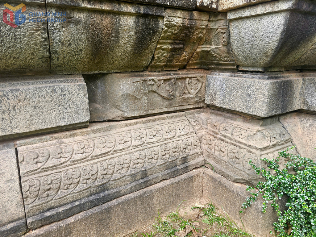 Trang trí hoa văn trên bệ tháp.