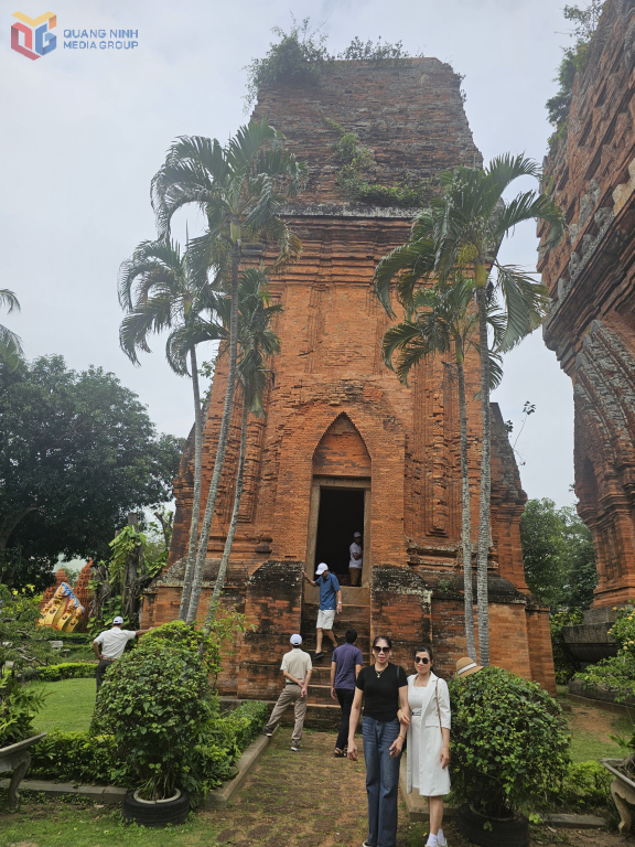 Hàng ngày có rất nhiều du khách đến tham quan Tháp Đôi.