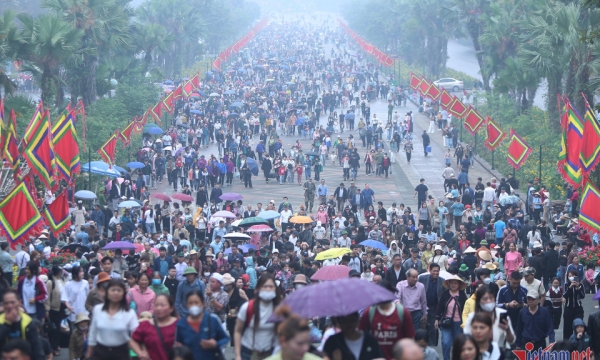 Hàng vạn người đổ về Đền Hùng trước ngày chính lễ